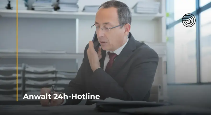 Anwalt im Anzug am Telefon, der Notizen macht. Er bietet telefonische Rechtsberatung im Familienrecht an, kostenlos.