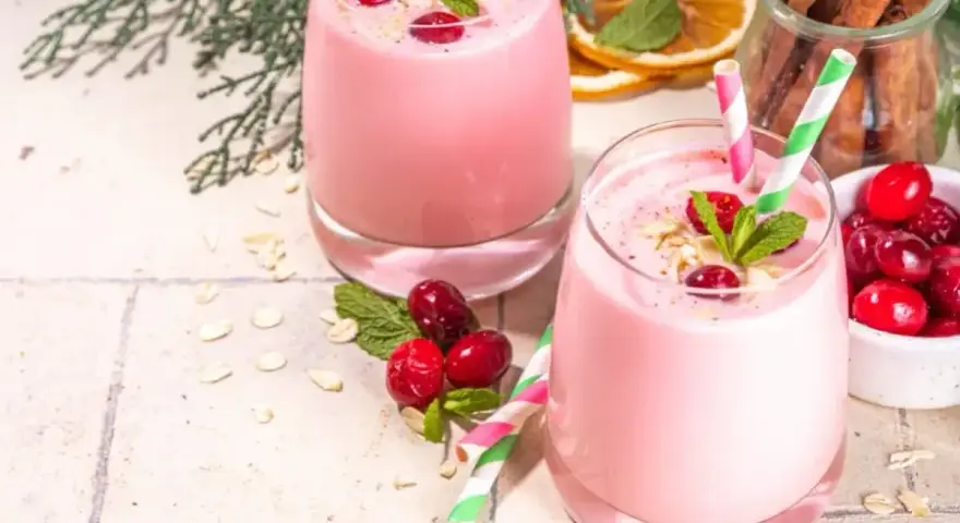 Różowe smoothie z żurawiną i miętą, idealne na zdrowy początek dnia. Dowiedz się, jak zrobić smoothie!