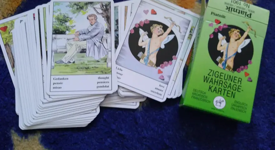 Talia kart **tarot cygański** Piatnik z wizerunkami amora i mężczyzny w zamyśleniu.