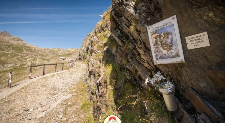 Un ricordo commovente sul passo Gavia, dove un tempo un autocarro precipitò. Un luogo suggestivo per un viaggio in moto.