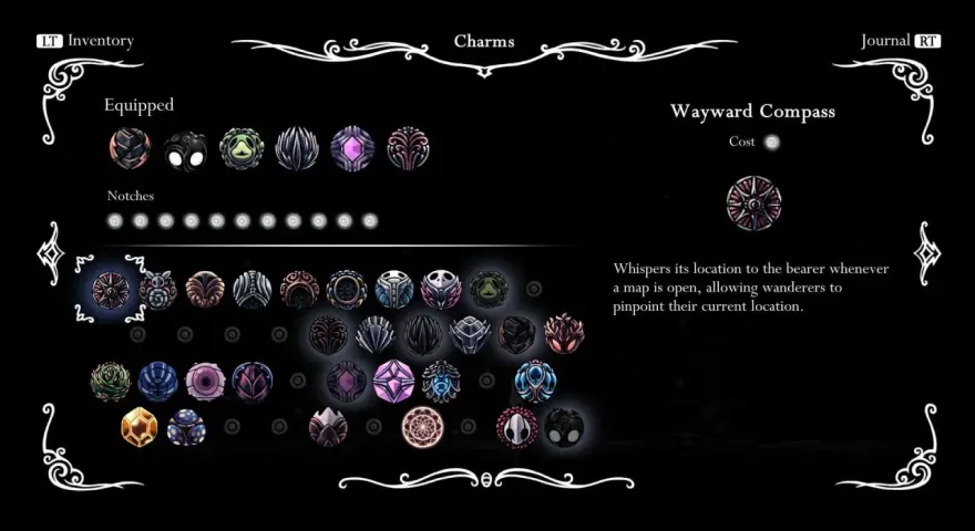 Inventario de amuletos Hollow Knight. Se muestran los amuletos equipados y disponibles, incluyendo el Wayward Compass.