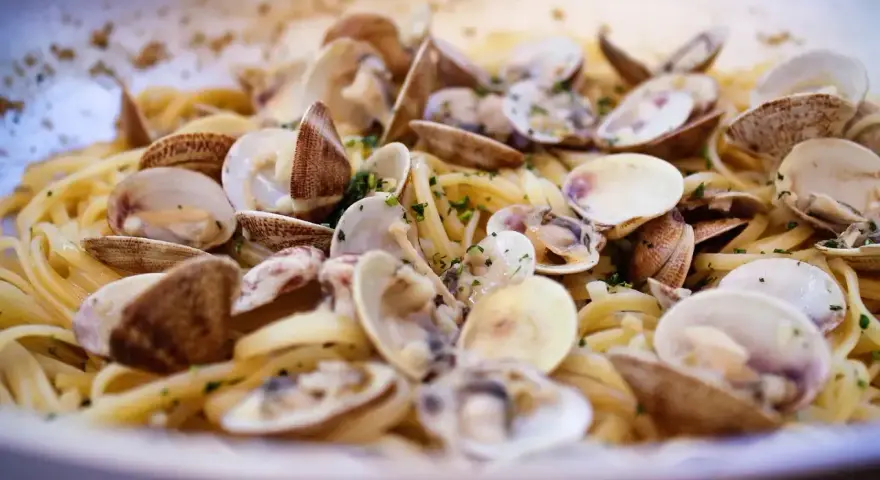 Spaghetti alle vongole cremosi come al ristorante, un piatto ricco di sapore e profumo di mare, pronto per essere gustato.