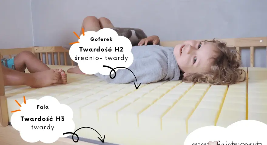 Dziecko leży na materacu. Czy twardy materac jest zdrowy? Wskazane twardości H2 (średnio-twardy) i H3 (twardy).