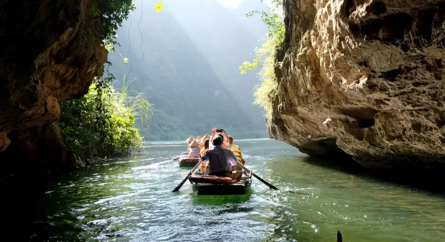 Gita in barca tra le formazioni rocciose del Vietnam. Un'esperienza da non perdere per scoprire cosa vedere in questo paese.
