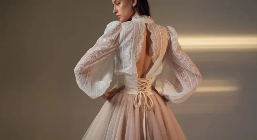 Tiulowa spódnica: Jaka bluzka? Elegancja, luz i rockowy pazur