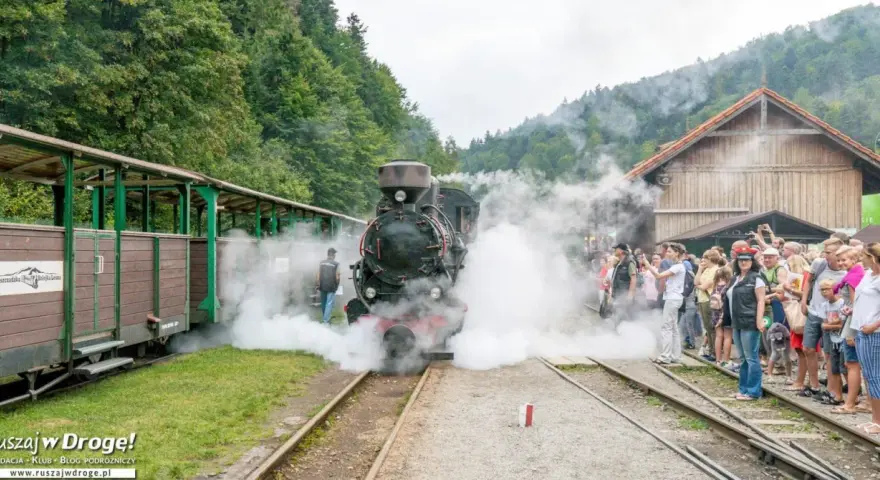 Para z parą z lokomotywy na stacji w Bieszczadach. Rodziny z dziećmi z zachwytem obserwują pociąg.