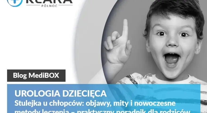 Uśmiechnięty chłopiec z uniesionym palcem, symbolizujący wiedzę o problemie stulejka u dziecka. Poradnik urologii dziecięcej.