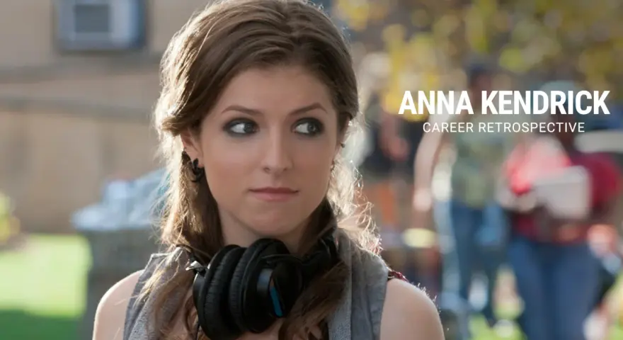 Anna Kendrick con cuffie, in un'immagine che celebra i suoi programmi TV e la sua carriera.