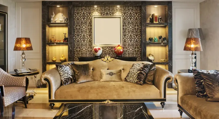 Elegancki salon z kanapą i fotelami, inspirowany stylem art deco w Polsce. Wnętrze zdobią ozdobne wzory i złote detale.