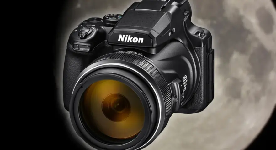 Czarny aparat Nikon Coolpix P1000 z żółtym obiektywem na tle księżyca. Idealny do fotografowania odległych obiektów.