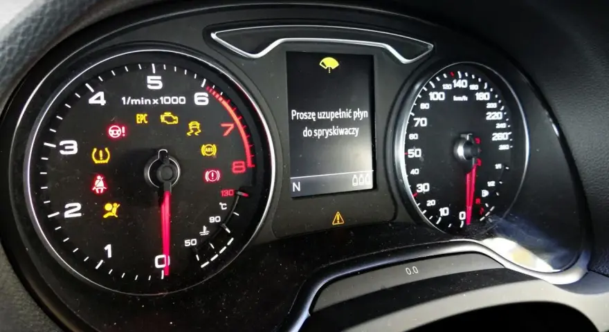 Kontrolki Audi A3: świeci się kontrolka płynu do spryskiwaczy i inne ostrzeżenia.