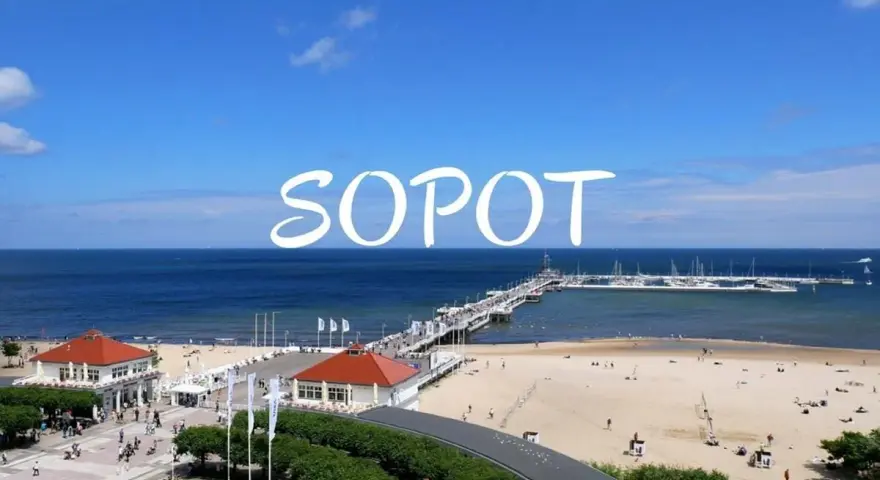 Sopot: słynne molo, plaża i zatoka jachtów. Monciak to serce tego nadmorskiego kurortu, tętniące życiem.