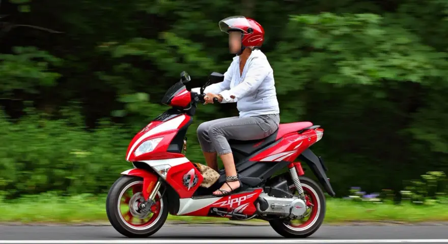 Skuterem 125cc po autostradzie? Sprawdź przepisy i ryzyko!