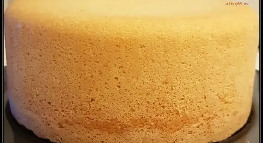 Pan di spagna sofficissimo con lievito, dalla consistenza ariosa e dorata, pronto per essere farcito.