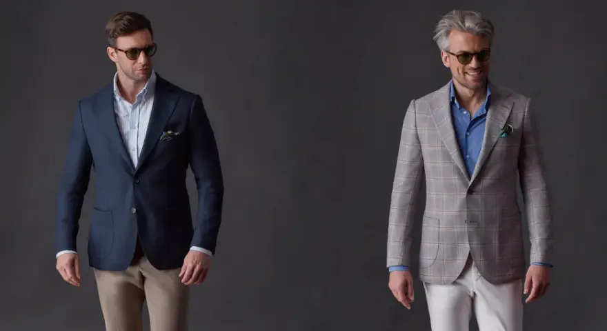 Elegancka stylizacja na chrzciny ze spodniami: granatowa marynarka z beżowymi spodniami lub szara w kratę z białymi.