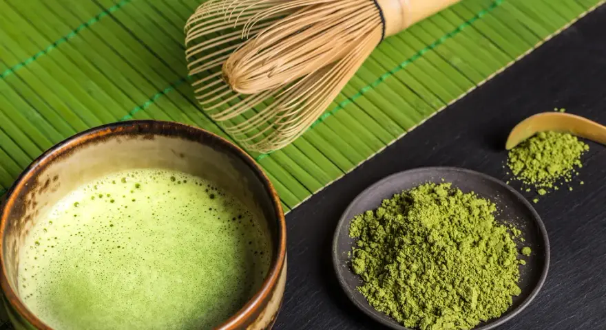 Matcha: co to jest? Właściwości, rodzaje, przygotowanie i zakup