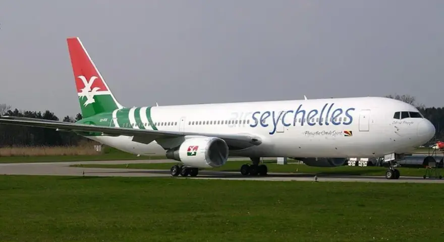 Samolot Air Seychelles na płycie lotniska, gotowy do startu.