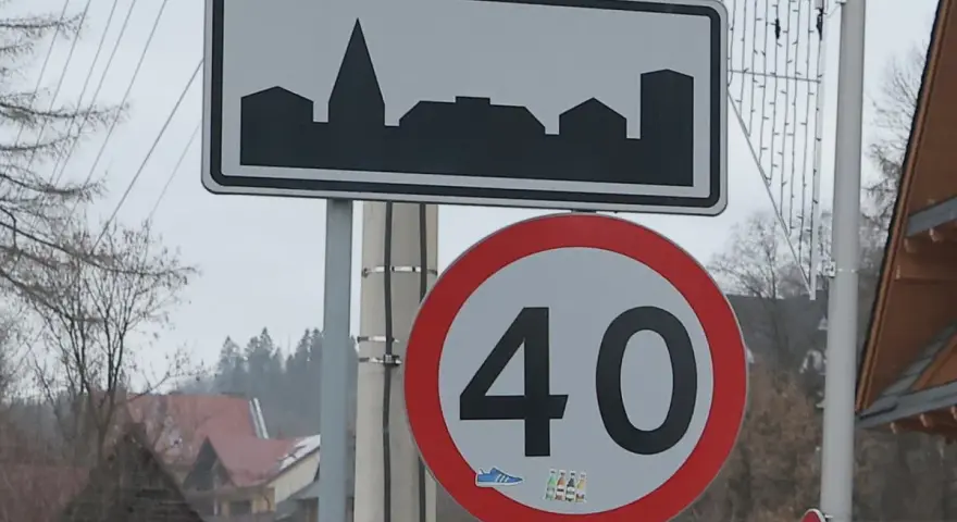 Znak informuje o wjeździe na teren zabudowany. Ograniczenie prędkości do 40 km/h.