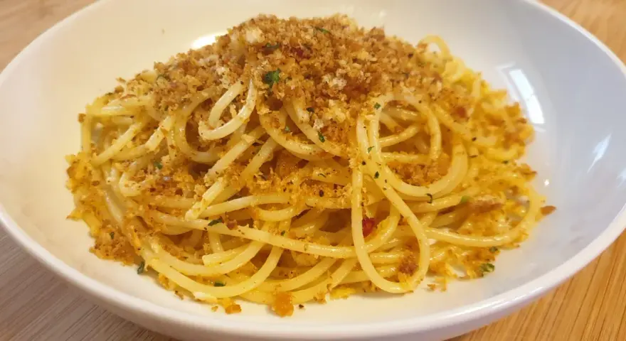 Spaghetti conditi con aglio, olio e abbondante pasta con la mollica croccante.