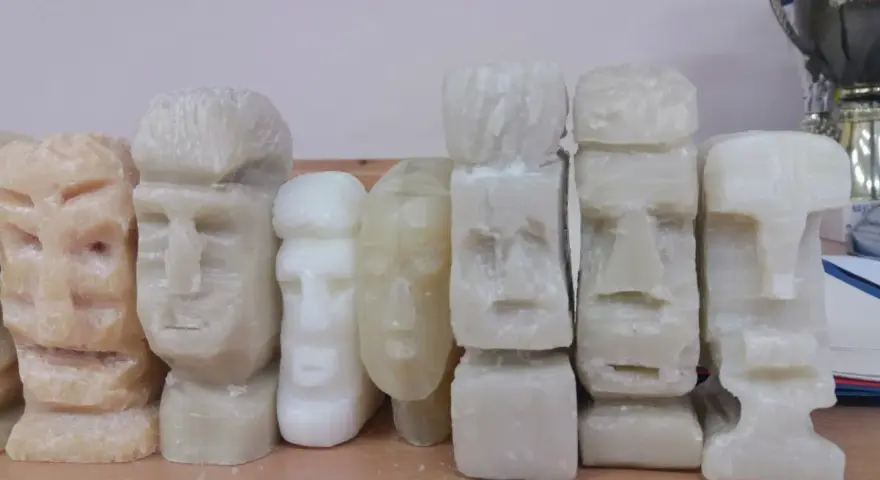 Rząd rzeźbionych w mydle figurek w kształcie głów Moai.