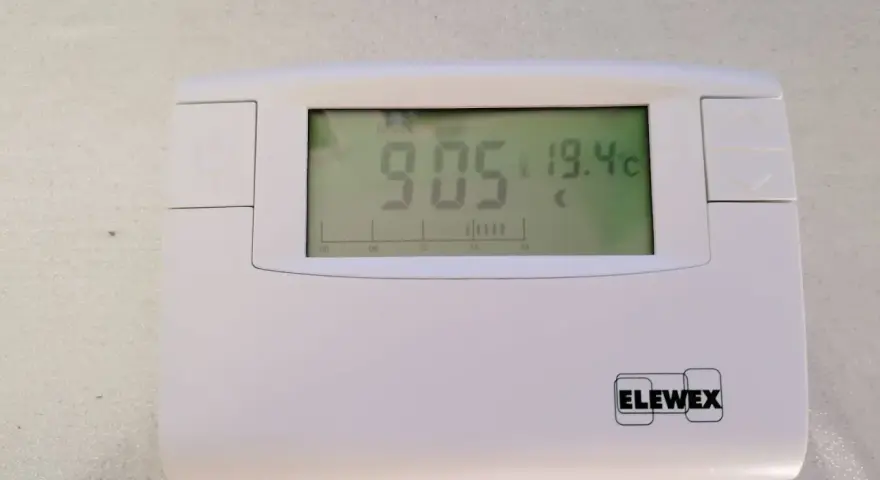 Termostato digitale ELEWEX: mostra 9:05 e 19.4°C. Utile per capire il timer caldaia come funziona e programmare il riscaldamento.