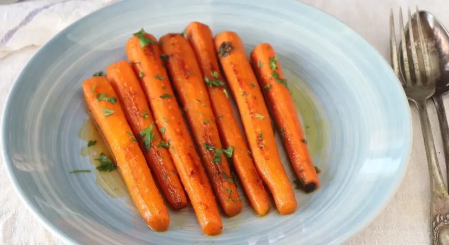 Zanahorias glaseadas con perejil picado, perfectas para tus recetas con zanahoria. Un plato sencillo y delicioso.