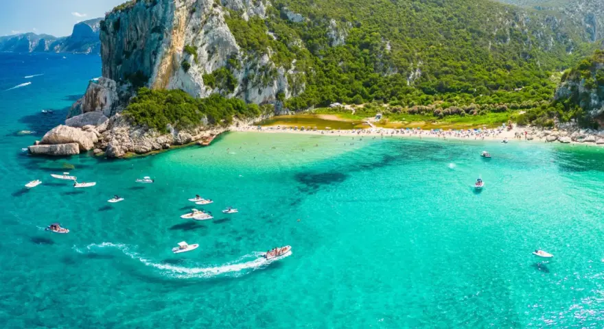 Turkusowa woda, skaliste klify i zielone wzgórza tworzą rajskie krajobrazy. Łodzie kołyszą się na falach, a plaża tętni życiem. To miejsce to prawdziwe wyspy szczęśliwe.