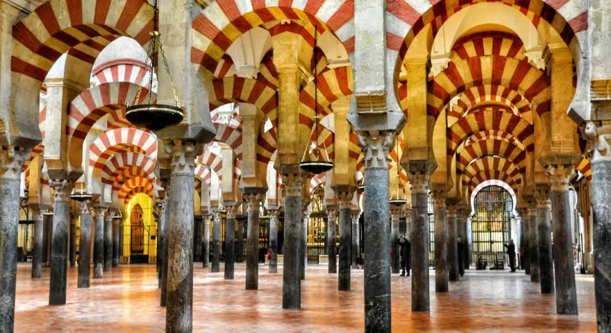 Wielokondygnacyjne łuki w Mezquita w Kordobie to obowiązkowy punkt, gdy zastanawiasz się, co zobaczyć w Kordobie.