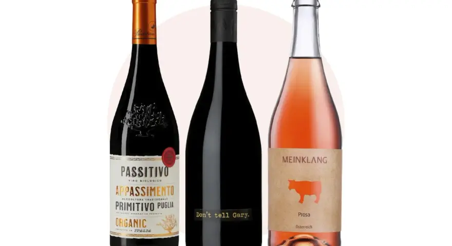 Tre flaskor vin: en röd, en svart och en rosé. Perfekt vin till hamburgare för alla smaker.