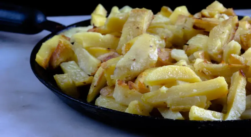 Patate in tecia, dorate e croccanti, pronte per essere gustate.