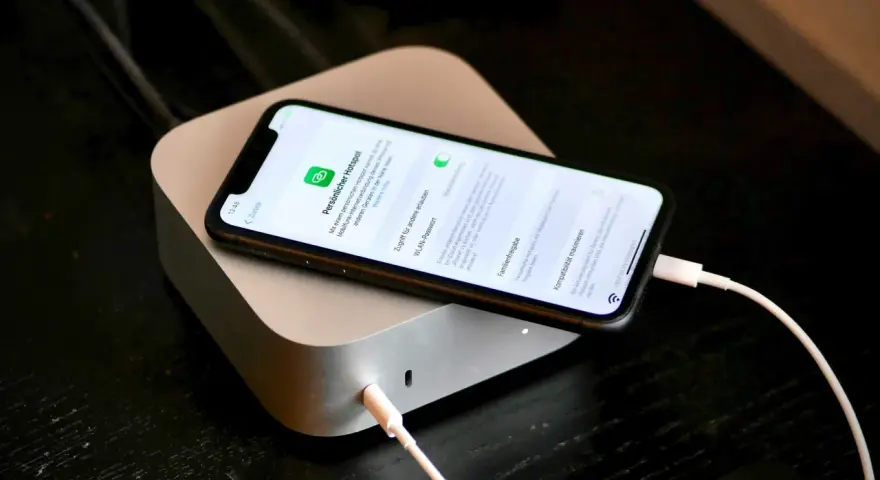 iPhone mit persönlichem Hotspot für WLAN-Teilen eingerichtet.