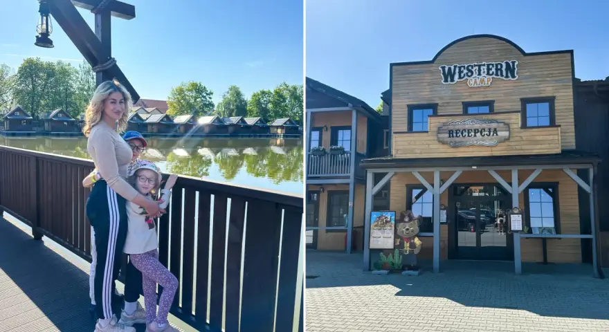Rodzina na tle Western Camp z domkami nad wodą i recepcją.
