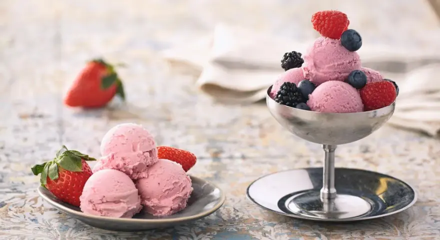 Fruchtiges Eis mit Beeren, perfekt für den Sommer. Johannisbrotkernmehl verwendung sorgt für die cremige Konsistenz.
