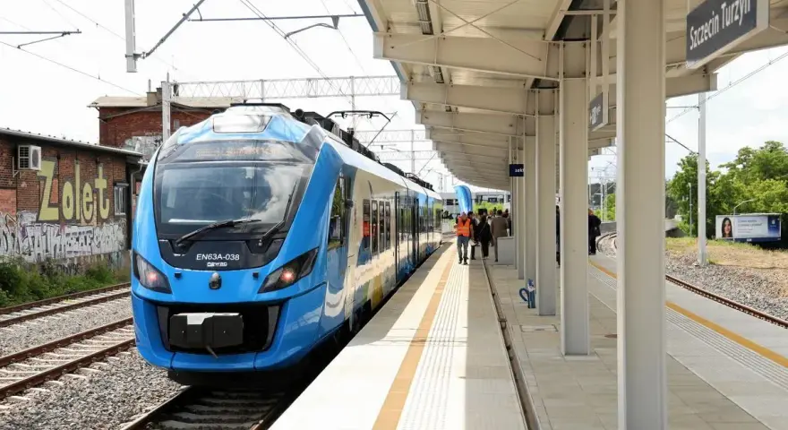Błękitny pociąg EN63A-038 na stacji Szczecin Turzyn, gotowy do podróży.