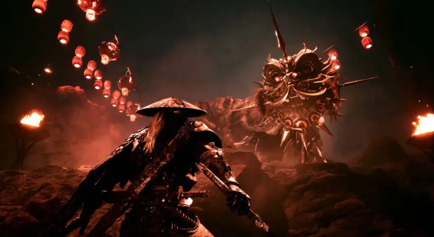 Samuraj z gry Phantom Blade Zero walczy z mechanicznym smokiem w mrocznym, oświetlonym pochodniami krajobrazie.