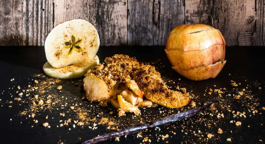 Ein köstlicher Apple Crumble mit Zimt, Äpfeln und einer Vanilleschote.