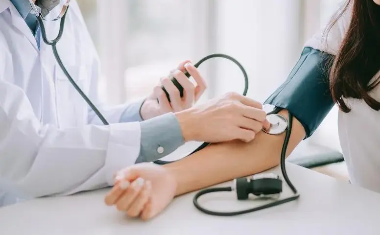 Jak obniżyć puls przy gorączce? Skuteczne metody na ulgę i bezpieczeństwo