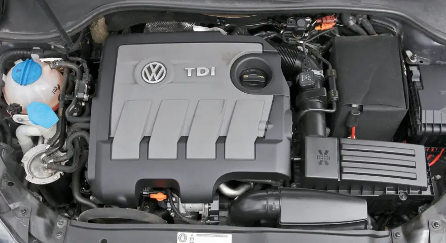 Silnik TDI 1.6 w Volkswagenie, z widocznym logo TDI i zbiorniczkiem płynu chłodniczego.