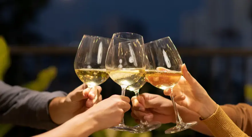 Alkohol po depilacji laserowej? Sprawdź, kiedy można pić