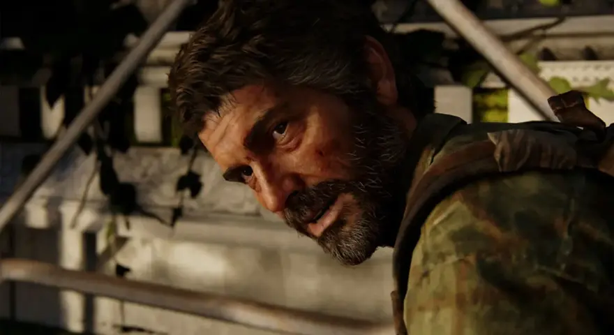 Joel, con heridas en el rostro, mira fijamente. Detrás de él, una estructura de piedra cubierta de hiedra. ¿Esconde algo, como una caja fuerte de The Last of Us 1?