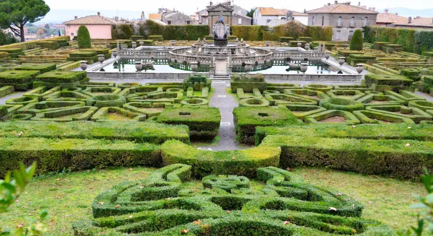 Labirinti verdi e fontane maestose in questi splendidi giardini botanici. Un'oasi di pace e bellezza.