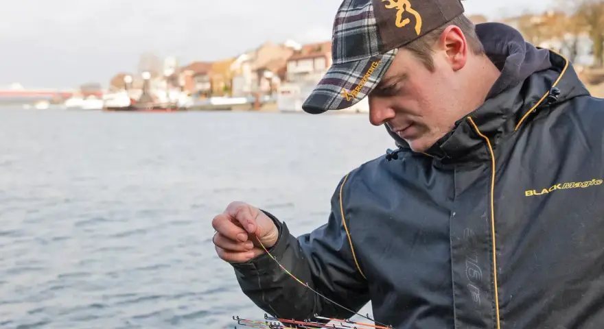 Ein Angler prüft die Spitzen seiner Feederrute. Diese Ruten sind ideal für das Fischen mit Futterkörben.