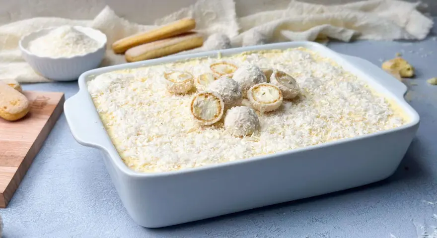 Ein köstliches Raffaello Tiramisu Rezept, das mit Kokosraspeln und süßen Pralinen verziert ist. Perfekt für jeden Anlass!