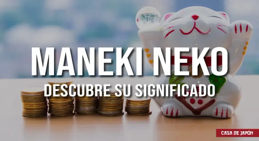 Maneki neko con pilas de 5 oros, invitando a descubrir su significado.