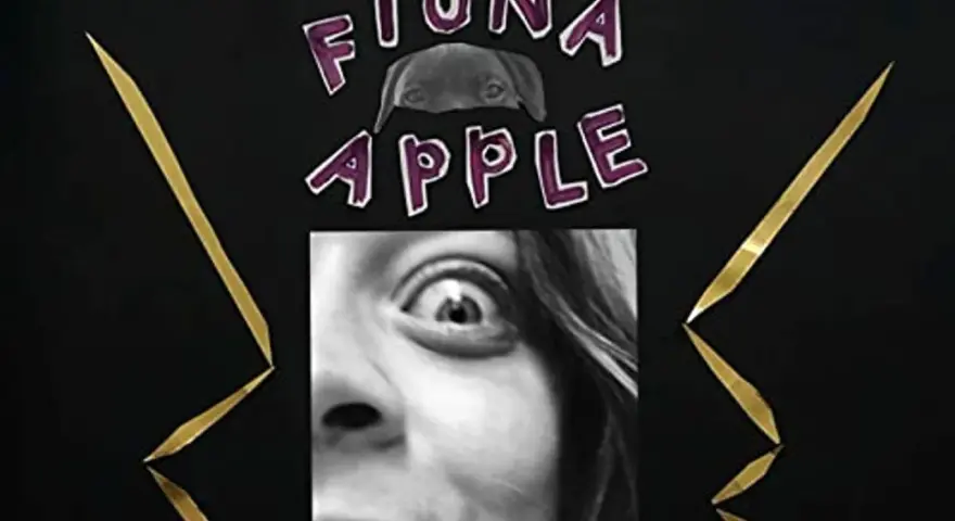 Fiona Apple, visage expressif, regard intense, entourée de lettres violettes et de pointes dorées.