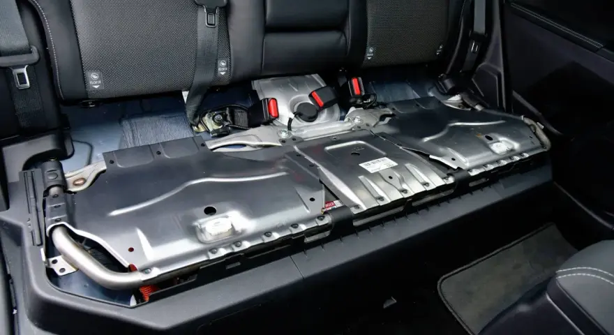 Gdzie jest akumulator 12V w Toyota Auris Hybrid? Oto zaskakująca lokalizacja