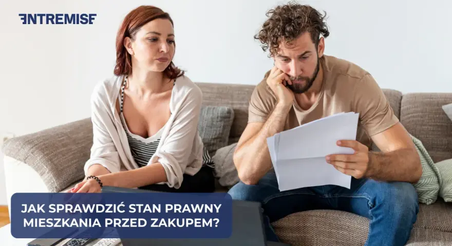 Para analizująca dokumenty przed zakupem mieszkania w bloku.