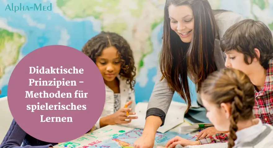 Lehrerin erklärt Kindern spielerisch die didaktischen Prinzipien.