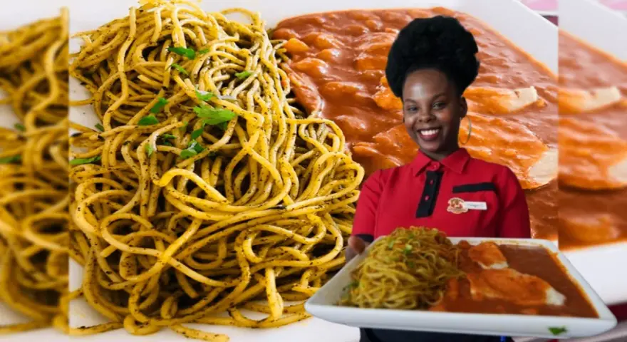 Mujer sonriente con plato de sopa seca y carapulcra.