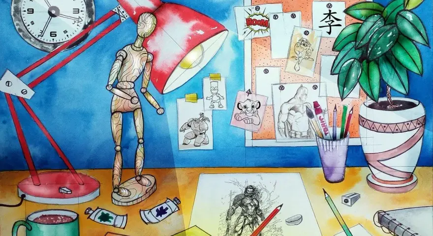Artysta tworzy, czy manga to komiks? Na biurku leżą szkice postaci z kreskówek i komiksów, farby, ołówki i lalka-manekin.